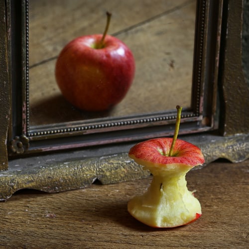 apple,reflecting,in,the,mirror